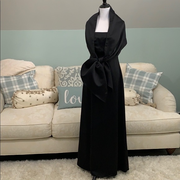 Night Way Collections Dresses & Skirts - NWT Gorgeous Chic Black Gown with matching wrap